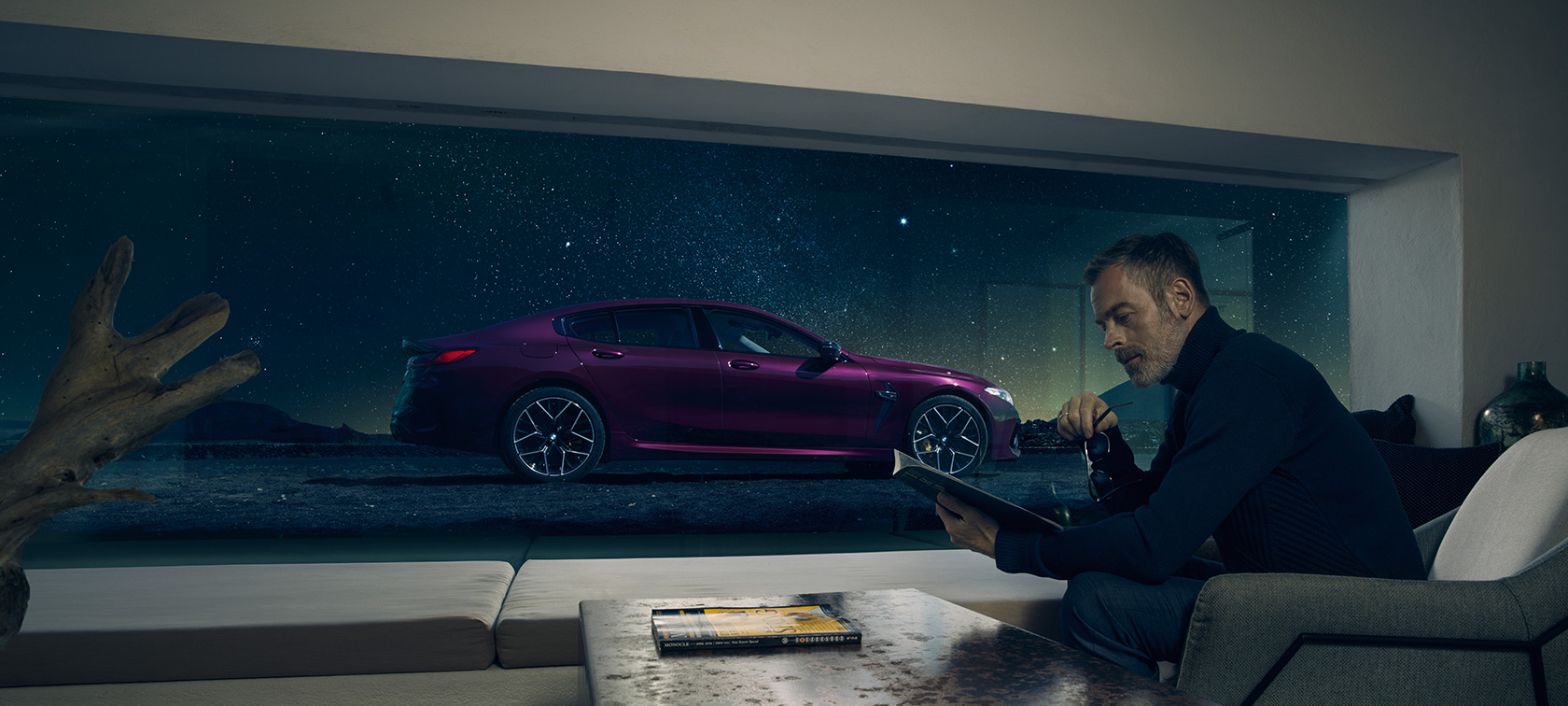 BMW M8 Competition Gran Coupé sett fra siden gjennom et vindu BMW M8 Competition Gran Coupé F93 2020 BMW Individual Ametrin metallic sett fra siden gjennom et vindu