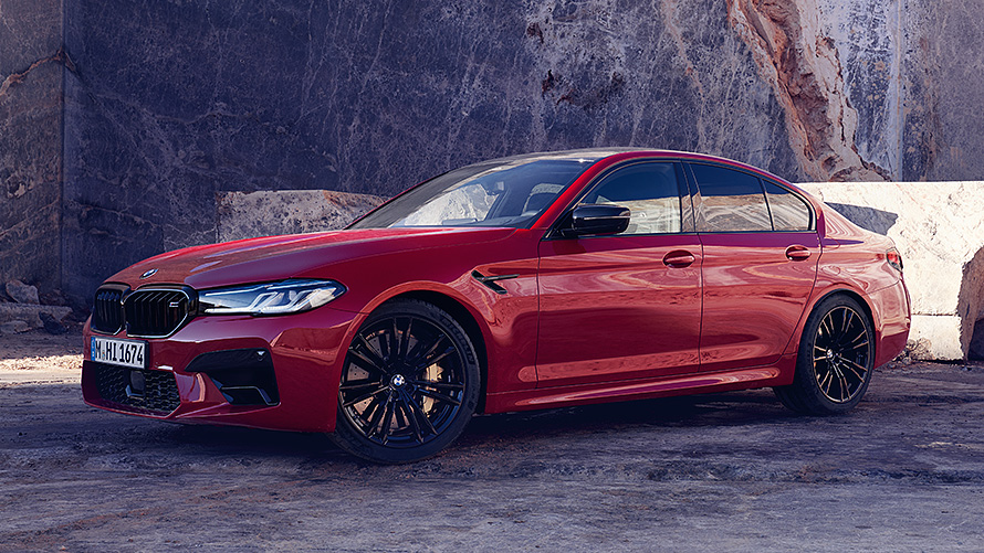 BMW M5 F90 sett skrått forfra kjørende på vei BMW M-modeller BMW M5 F90 sett skrått forfra kjørende på vei