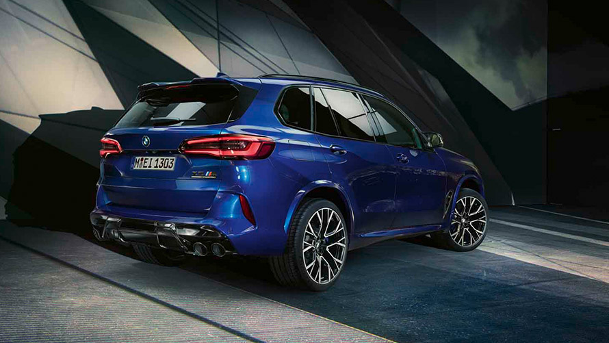 BMW X5 M F95 sett parkert skrått bakfra BMW M-modeller BMW X5 M F95 sett parkert skrått bakfra