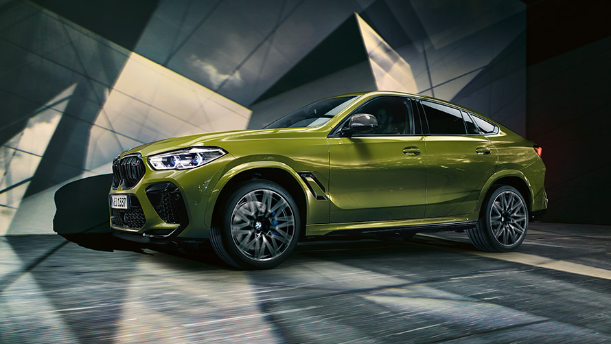 BMW X6 M F96 sett parkert skrått fra siden BMW M-modeller BMW X6 M F96 sett parkert skrått fra siden