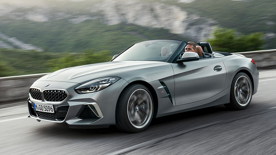 BMW Z4 M G29 sett skrått fra siden kjørende på vei BMW M-modeller BMW Z4 M G29 sett skrått fra siden kjørende på vei