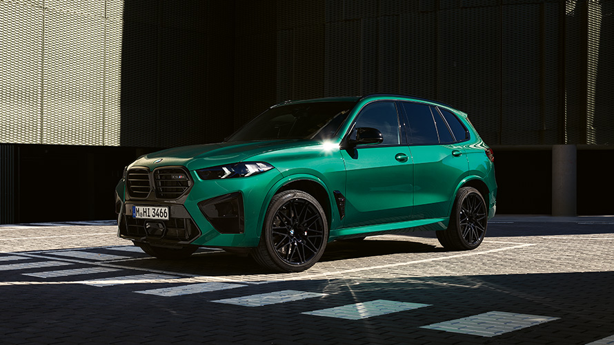 BMW X5 M F95 sett parkert skrått bakfra BMW M-modeller BMW X5 M F95 sett parkert skrått bakfra