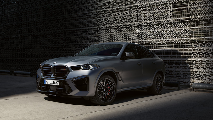 BMW X6 M F96 sett parkert skrått fra siden BMW M-modeller BMW X6 M F96 sett parkert skrått fra siden