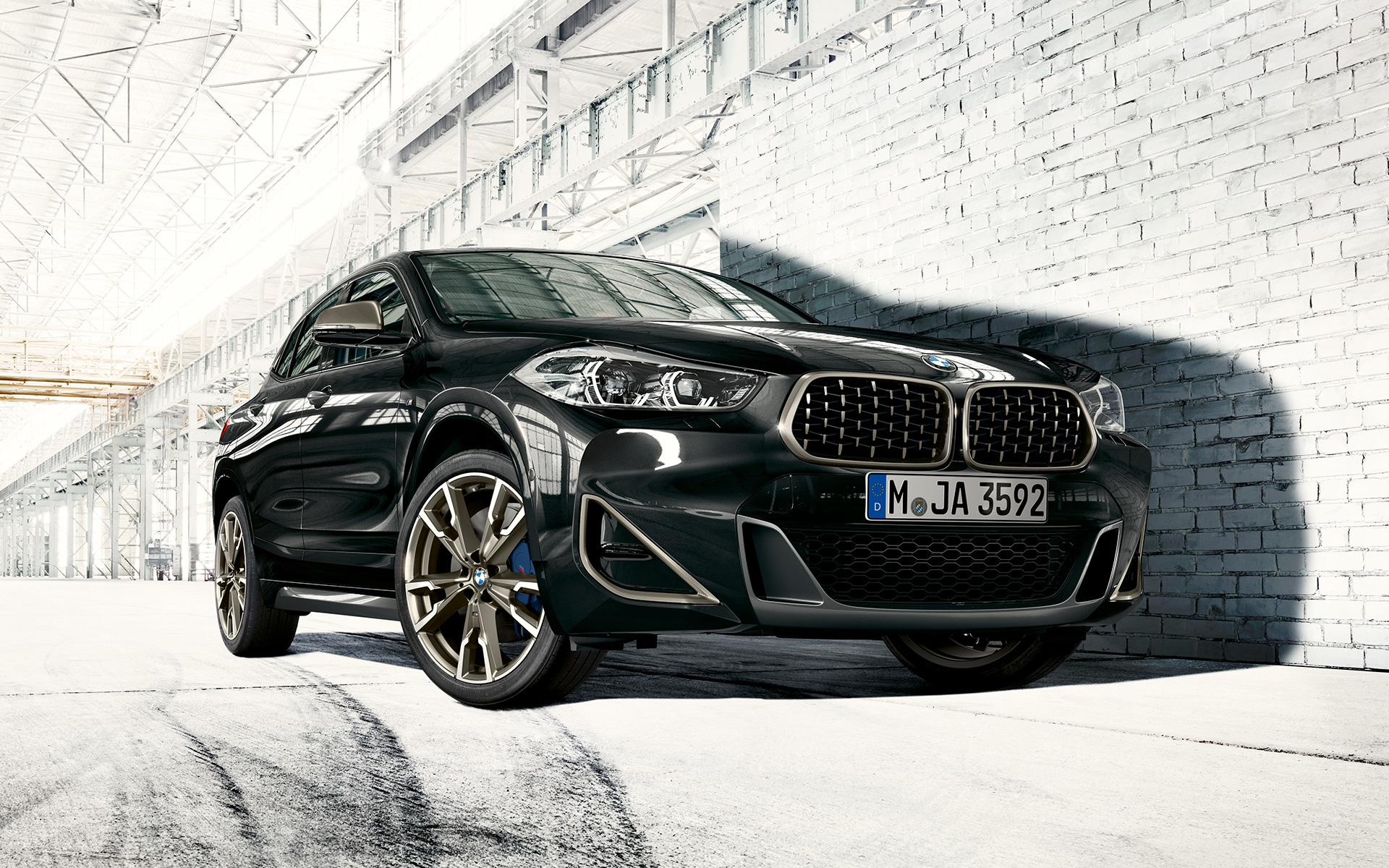 BMW dobbelgrill BMW X2 M35i (F39) Safirsort metallic sett skrått forfra stående