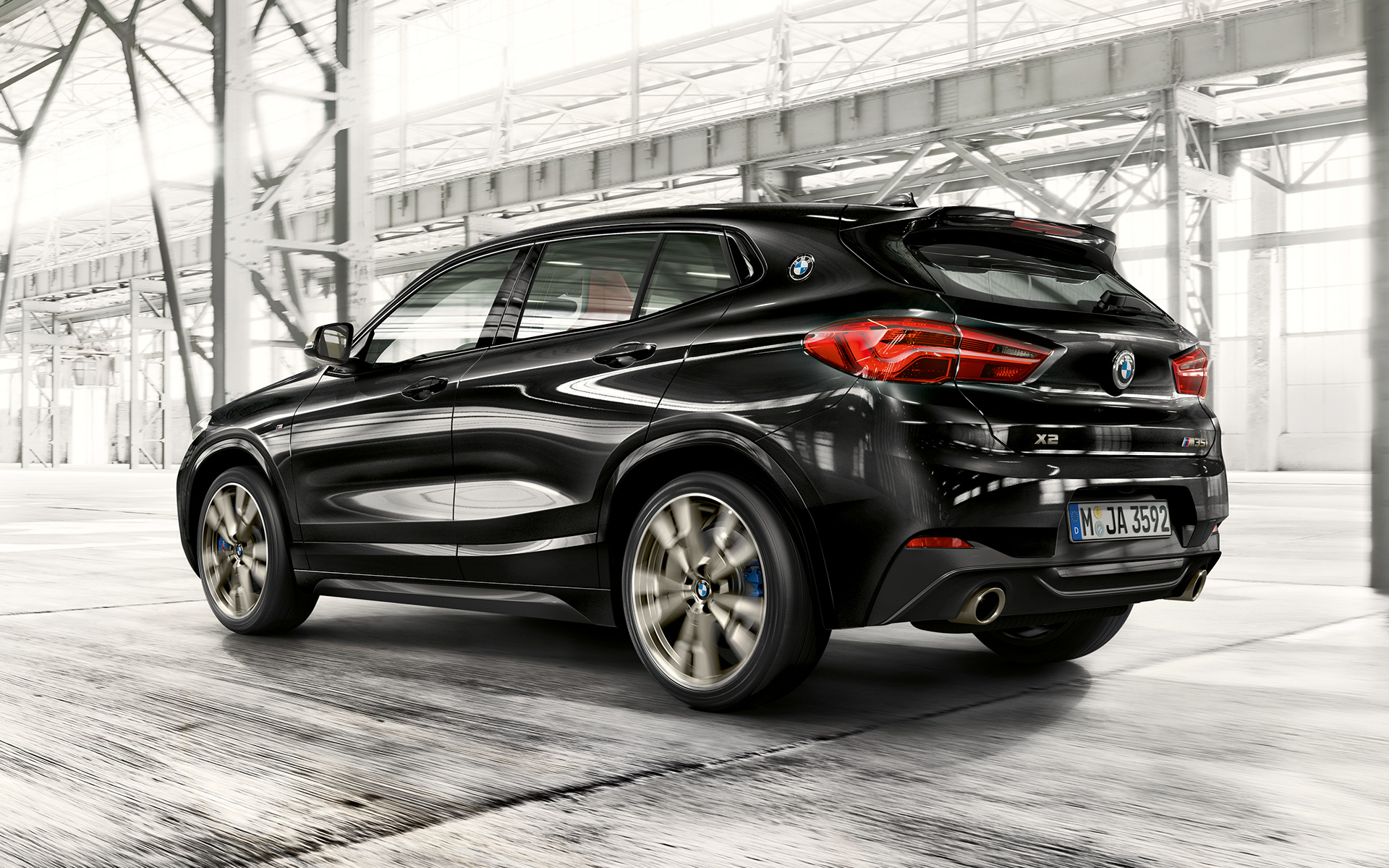 M hekkspoiler BMW X2 M35i (F39) Safirsort metallic, sett skrått bakfra kjørende