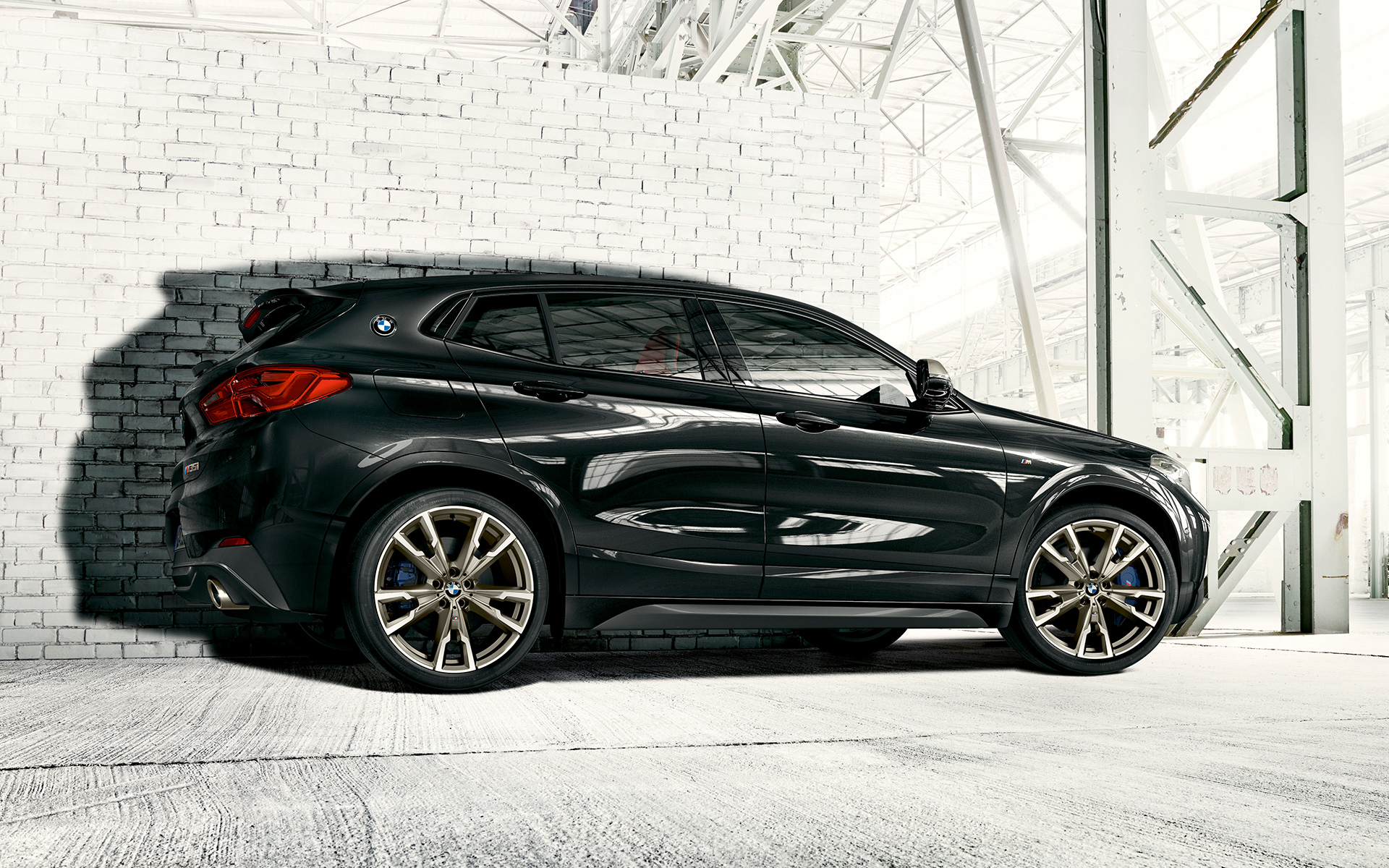 M lettmetallfelger BMW X2 M35i (F39) Safirsort metallic Sett fra siden stående