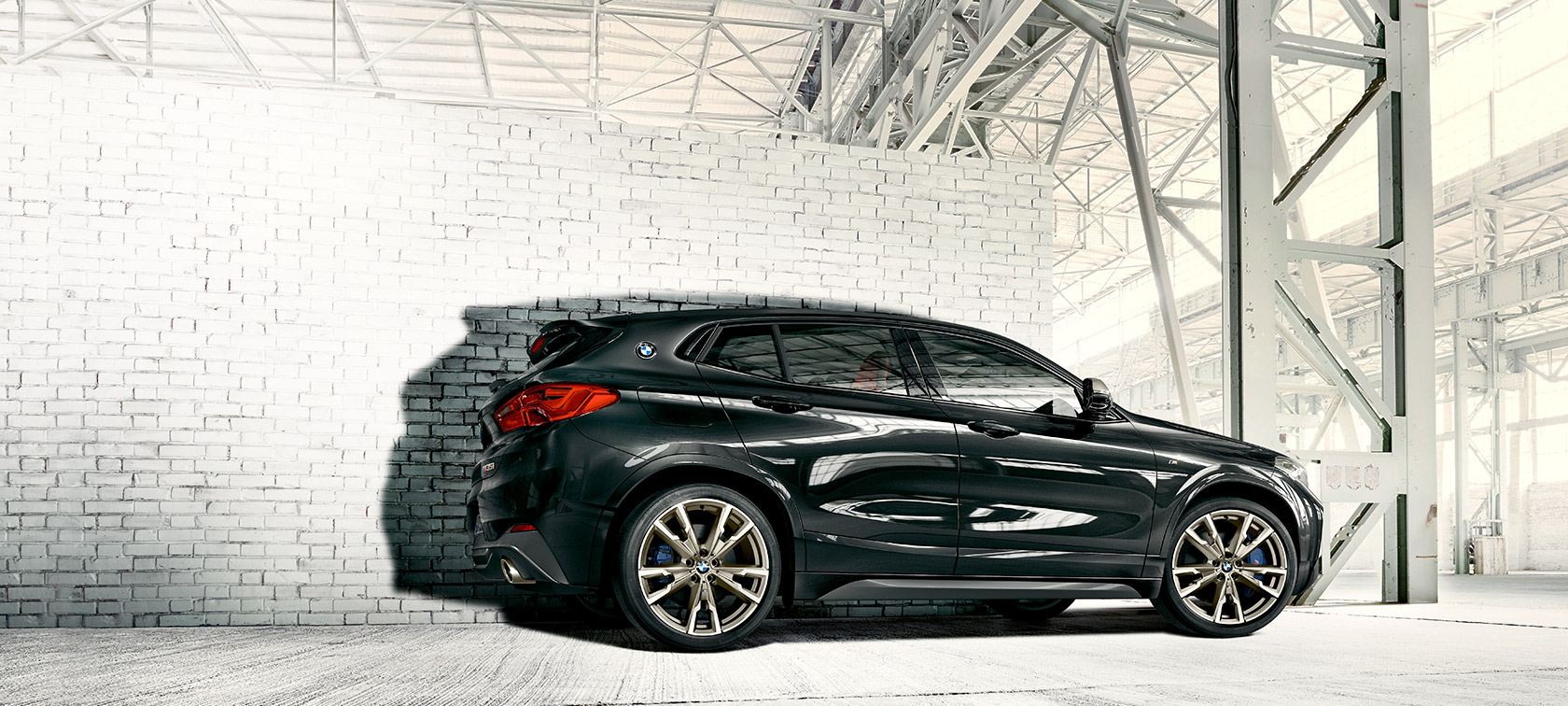 Sett fra siden BMW X2 M35i (F39) Sett fra siden BMW X2 M35i ( F39 ) Safirsort metallic