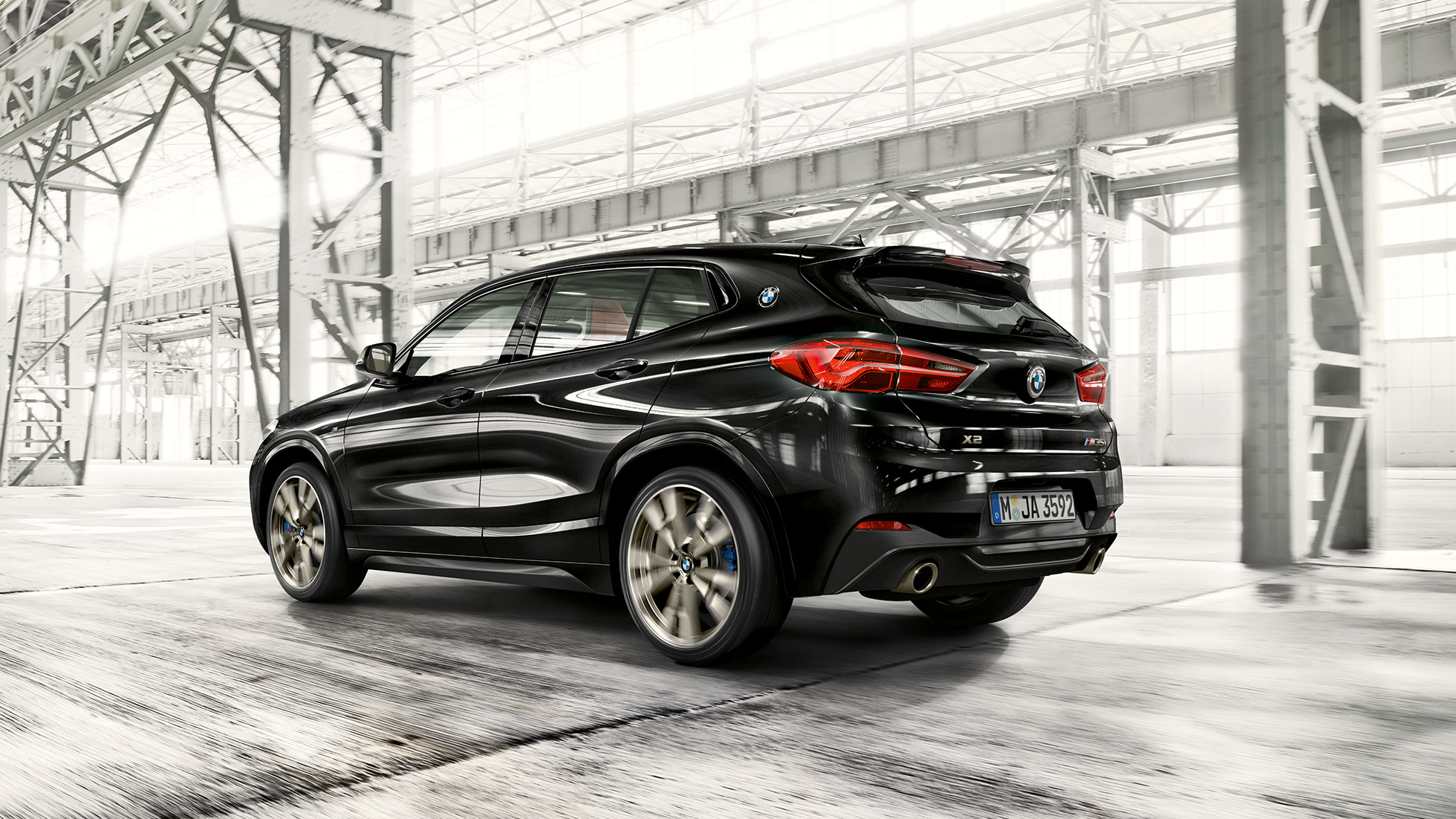 Kjøredynamikk BMW X2 M35i Kjøredynamikk BMW X2 M35i Safirsort metallic F39 2018, sett skrått bakfra