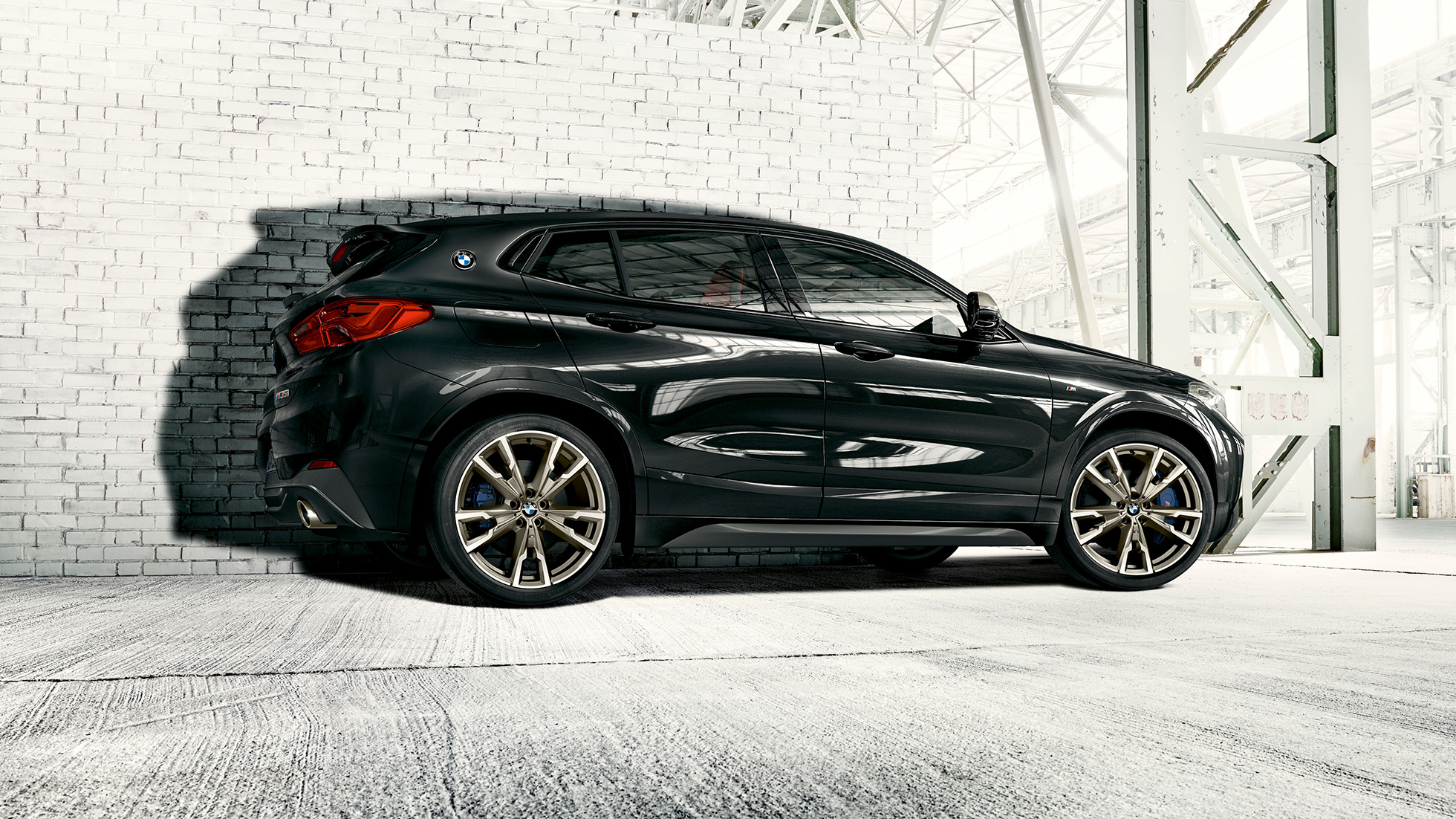Eksteriør BMW X2 M35i Eksteriør BMW X2 M35i Safirsort metallic F39, sett fra siden