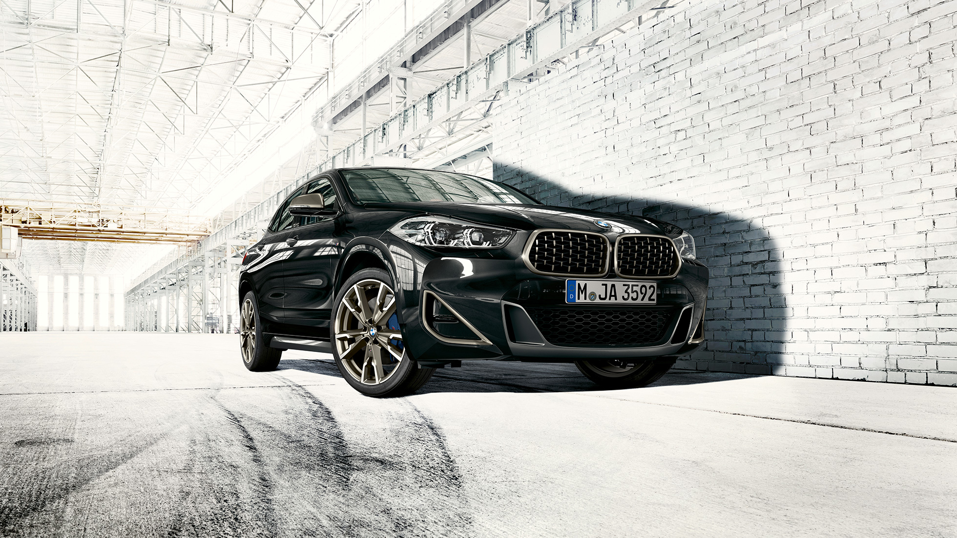 Dobbelgrill BMW X2 M35i BMW dobbelgrill BMW X2 M35i Safirsort metallic F39 sett skrått forfra