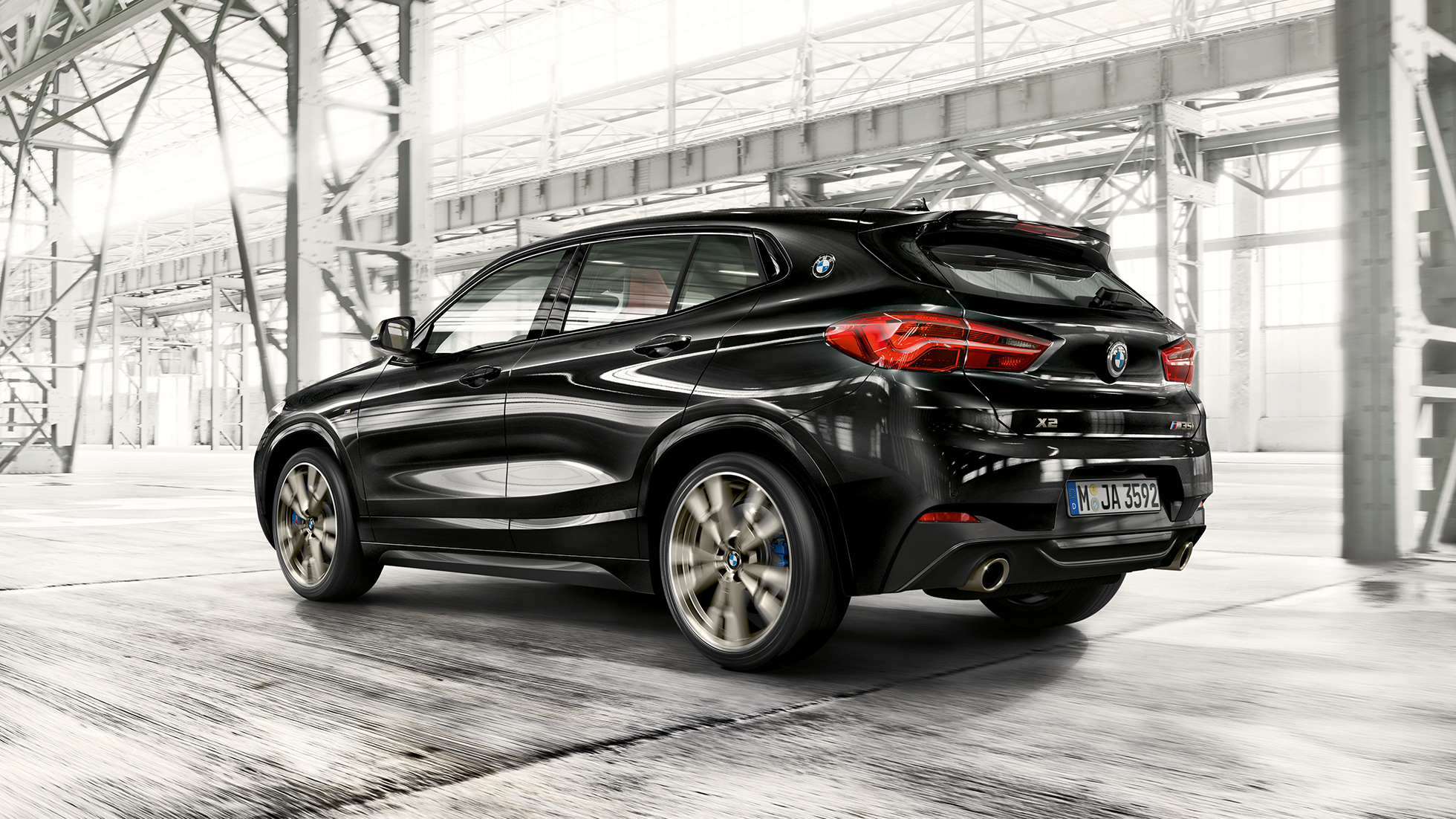 M hekkspoiler BMW X2 M35i M hekkspoiler BMW X2 M35i Safirsort metallic F39, sett skrått bakfra