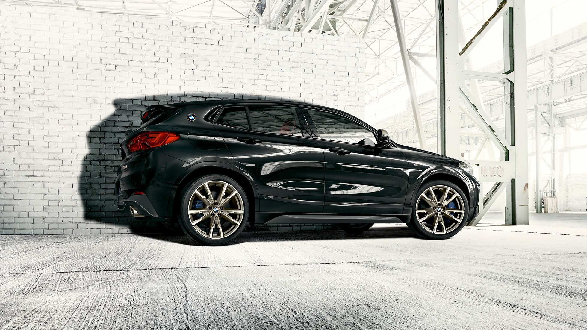 M lettmetallfelger BMW X2 M35i M lettmetallfelger BMW X2 M35i Safirsort metallic F39, sett fra siden