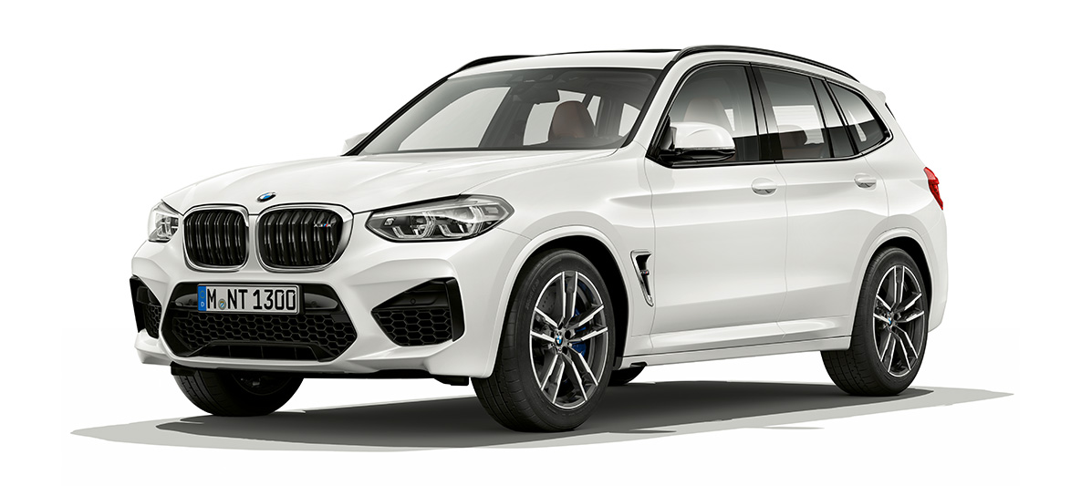 BMW X3 M sett skrått fra siden. Utvendig design på BMW X3 M i alpinhvitt sett skrått fra siden.