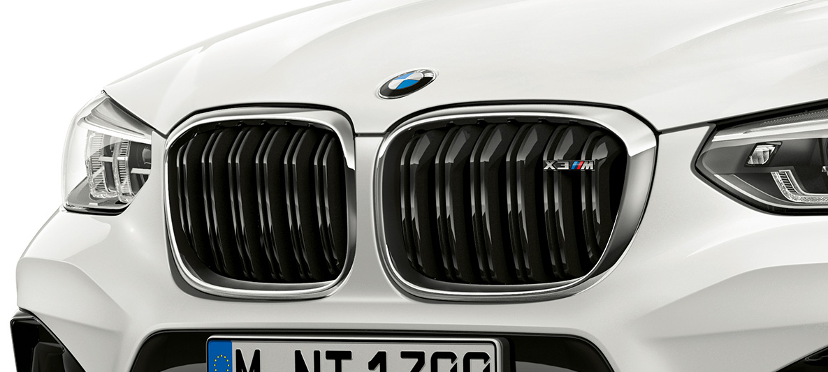 BMW X3 M med M grill. Utvendig design på BMW X3 M i alpinhvitt med M grill med kromdetaljer og modellbetegnelse på fronten.