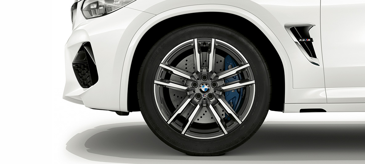 BMW X3 M med 20" M lettmetallfelger i orbitgrått. Utvendig design på BMW X3 M i alpinhvitt med 20" M lettmetallfelger i orbitgrått.