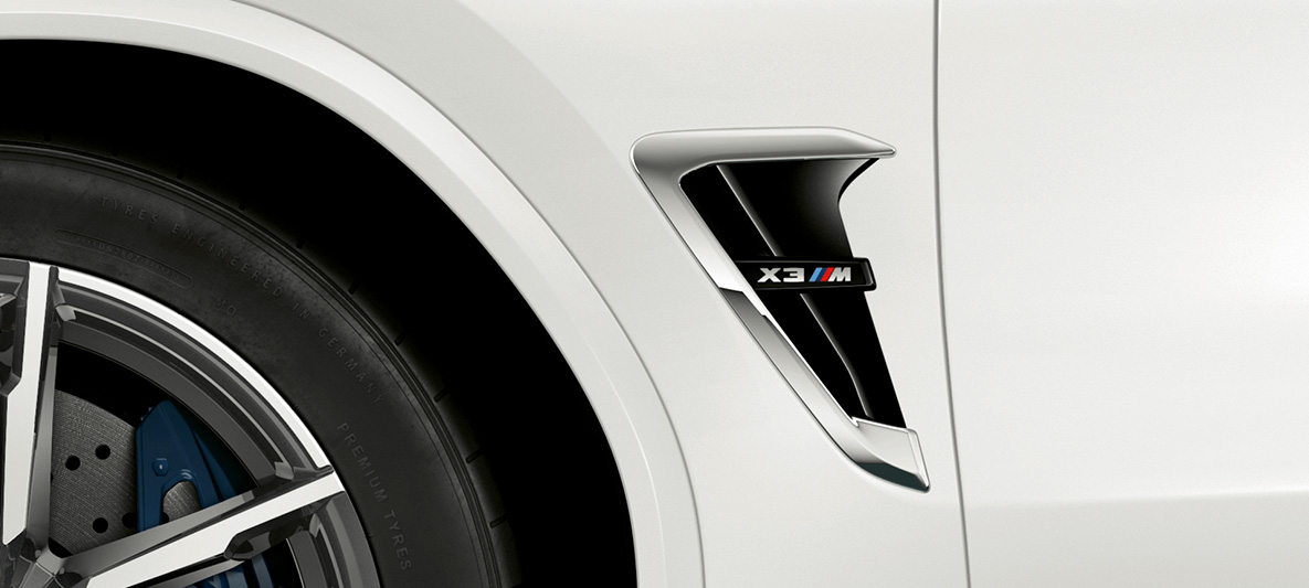 BMW X3 M med M gjelle. Utvendig design på BMW X3 M i alpinhvitt med M gjelle med kromdetaljer og modellbetegnelse.
