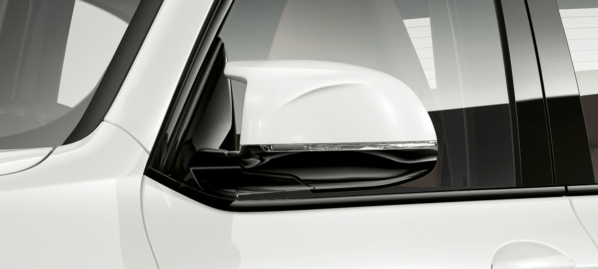 BMW X3 M med speilhus i bilens farge. Utvendig design på BMW X3 M i alpinhvitt med speilhus i bilens farge.