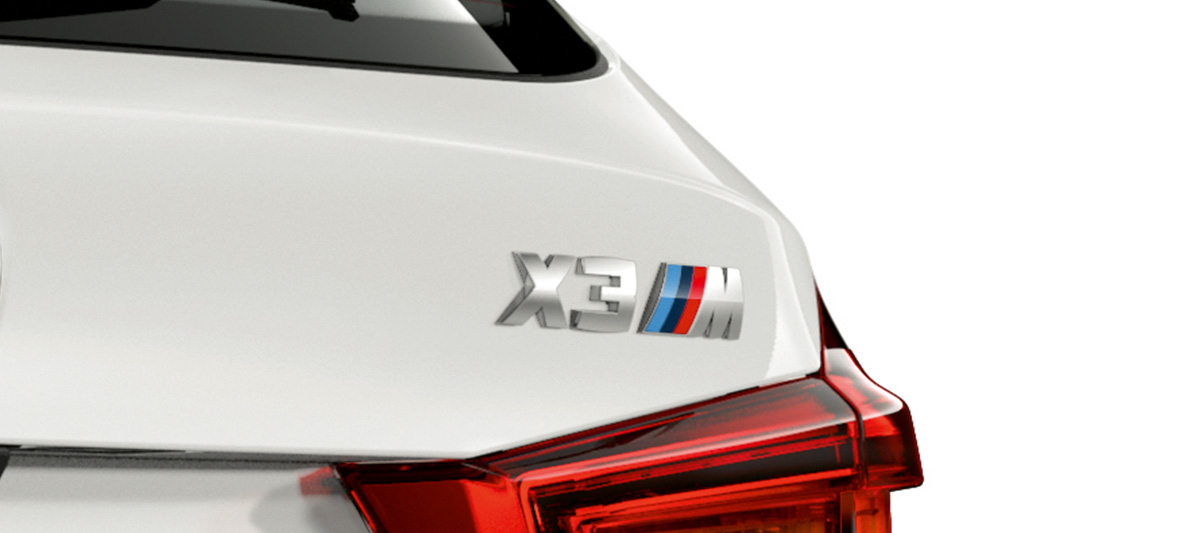 BMW X3 M Competition med modellbetegnelse. Utvendig design på BMW X3 M i alpinhvitt med modellbetegnelse på hekken.
