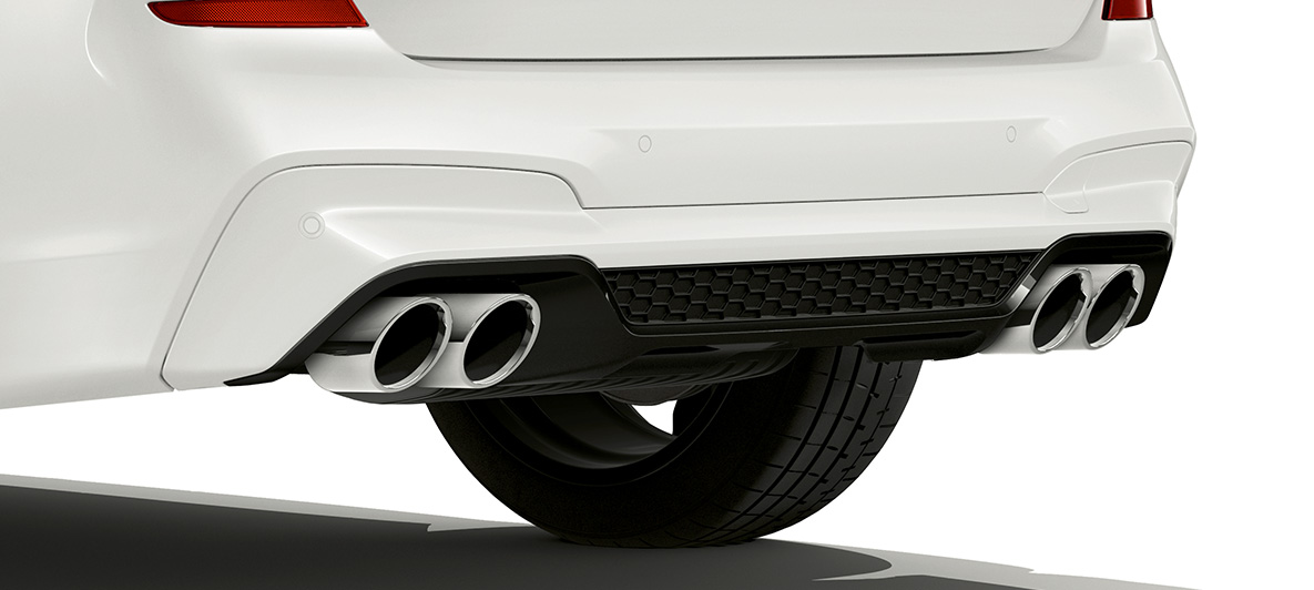 BMW X3 M med enderør i krom. Utvendig design på BMW X3 M i alpinhvitt med hekk med enderør i krom.