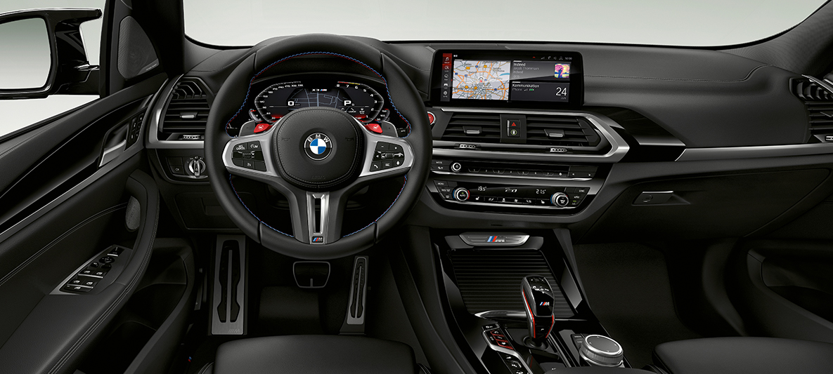 BMW X3 M med M skinnratt. Førerplassen i BMW X3 M med M skinnratt med spesielle M-kontrastsømmer.