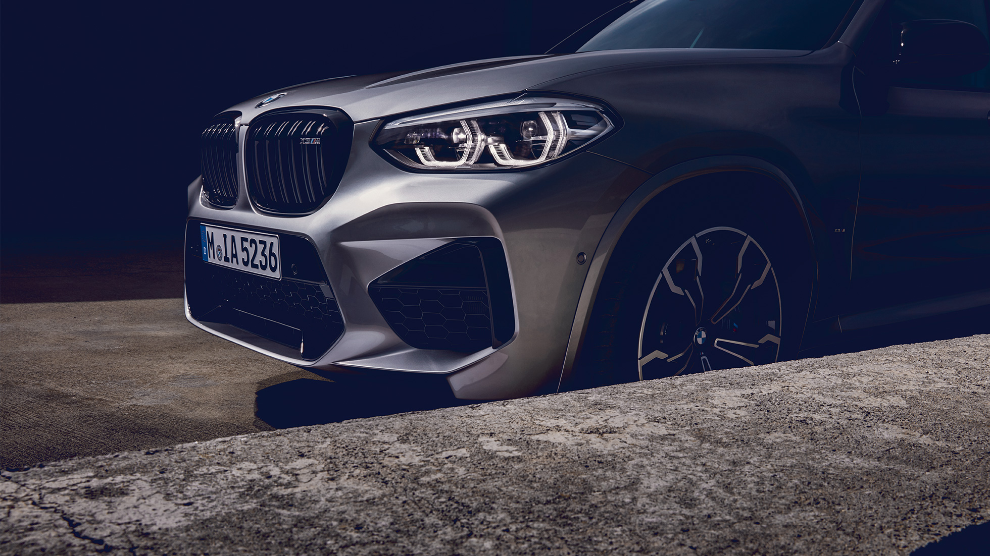 BMW X3 M Competition sett fra siden foran. Utvendig design på BMW X3 M Competition i doningtongrå metallic sett fra siden foran.