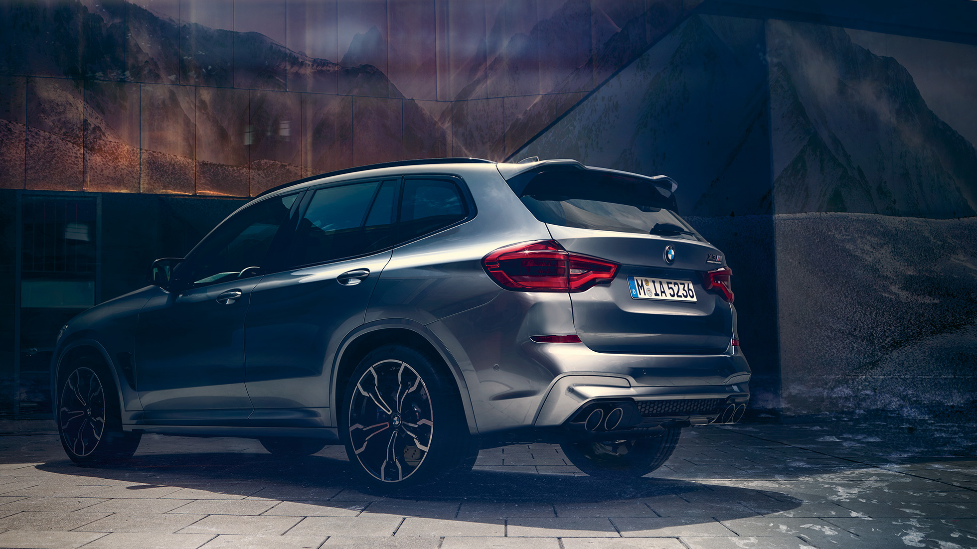 BMW X3 M Competition sett fra siden bak. Utvendig design på BMW X3 M Competition i doningtongrå metallic sett fra siden bak.