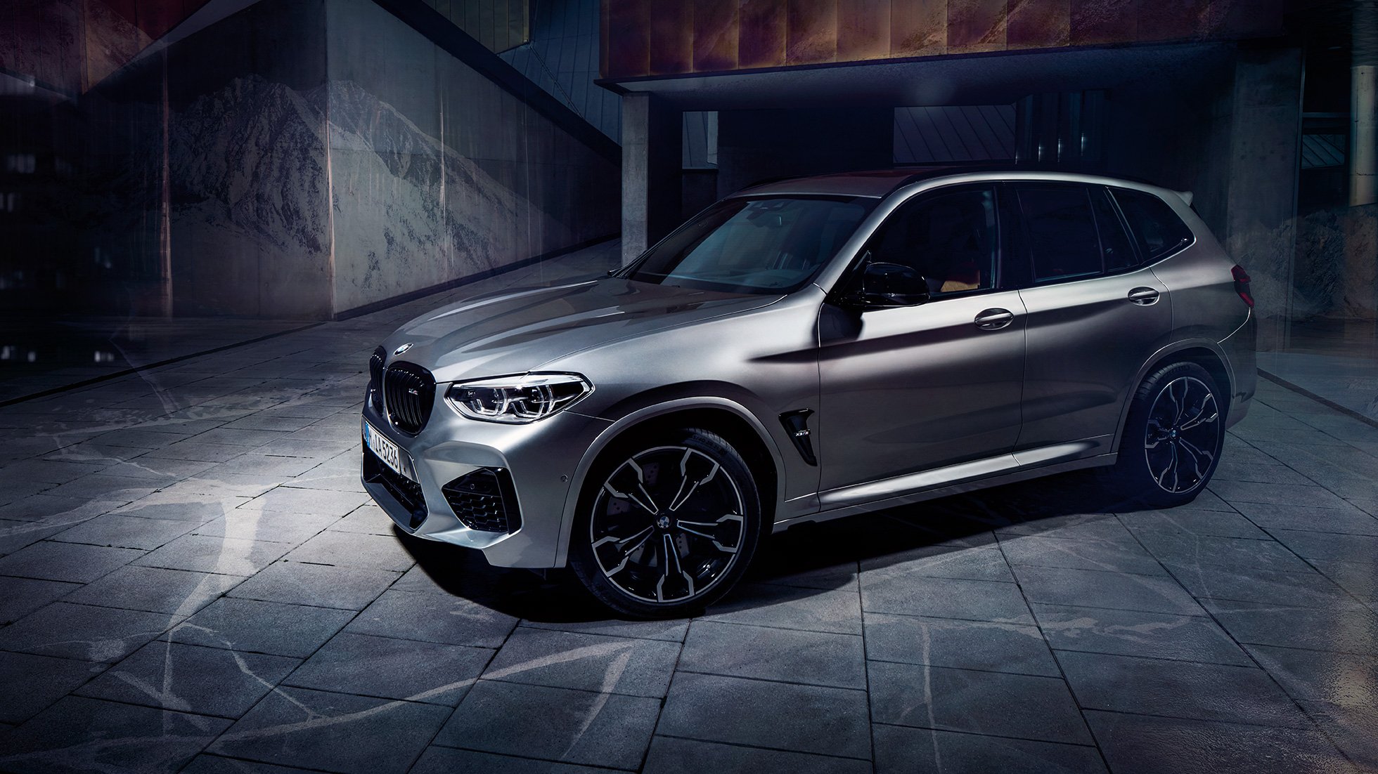BMW X3 M Competition sett fra siden. Utvendig design på BMW X3 M Competition i doningtongrå metallic sett fra siden.