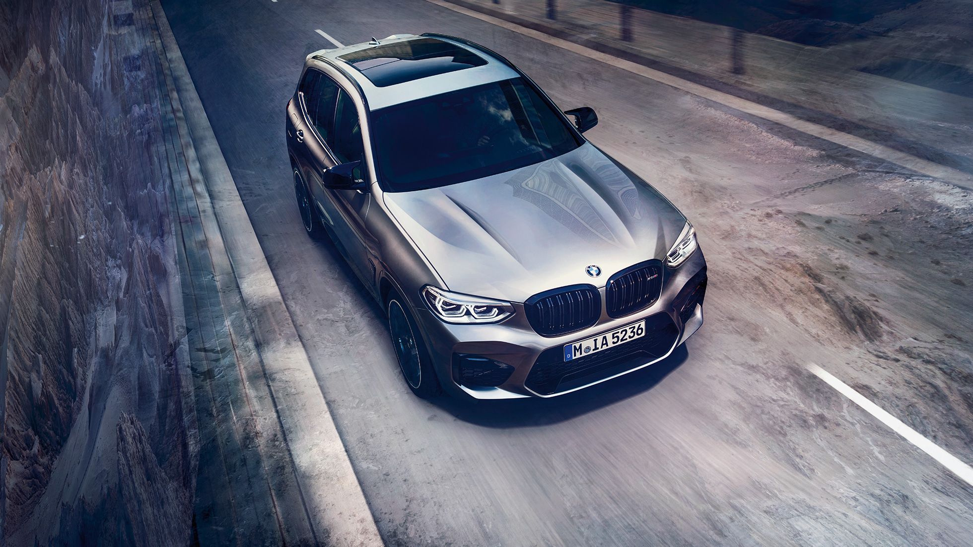 BMW X3 M Competition sett ovenfra. Utvendig design på BMW X3 M Competition i doningtongrå metallic sett ovenfra forfra.