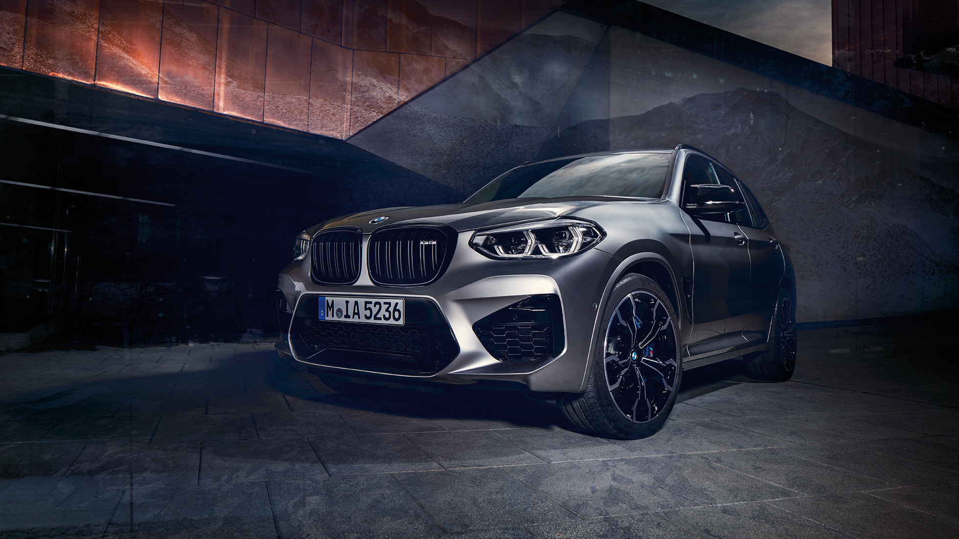 BMW X3 M Competition sett skrått forfra. Utvendig design på BMW X3 M Competition i doningtongrå metallic sett skrått forfra.