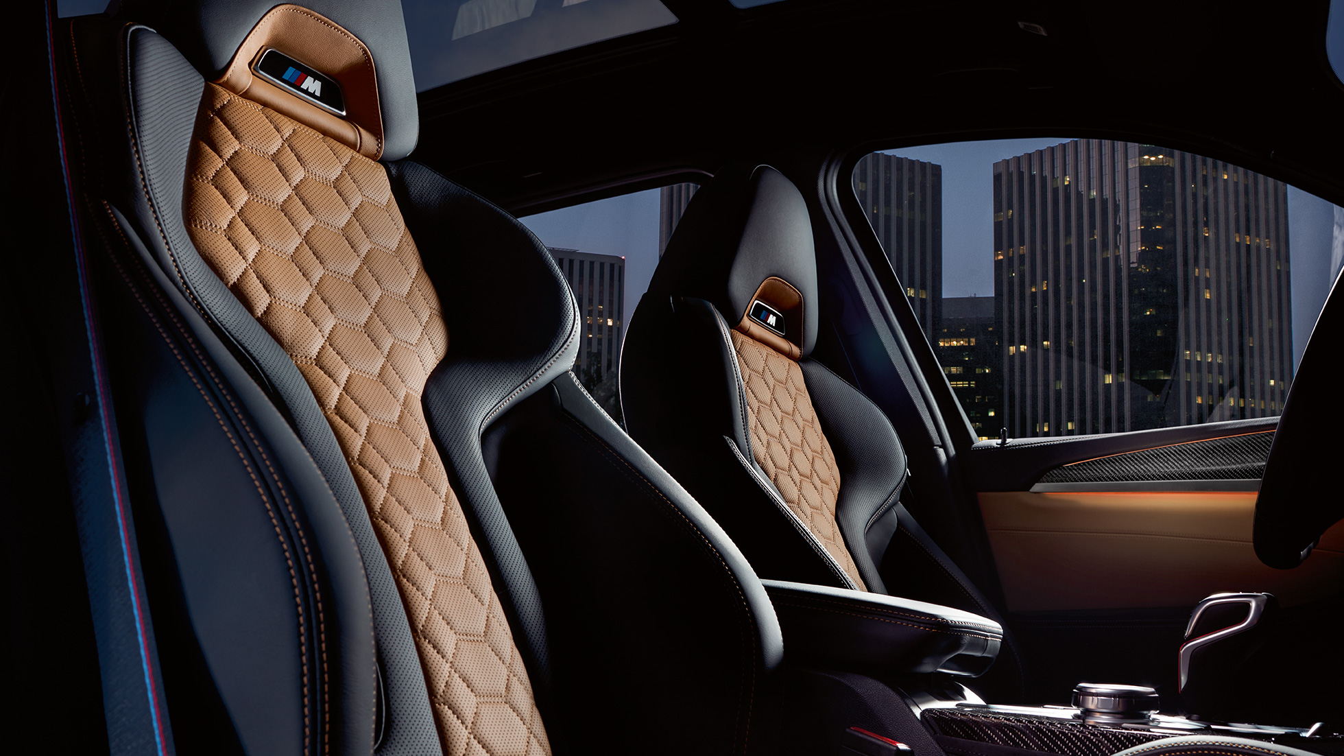 BMW X3 M Competition med M sportsseter. Kupeen til BMW X3 M Competition med M sportsseter i merinoskinn med Alcantara.
