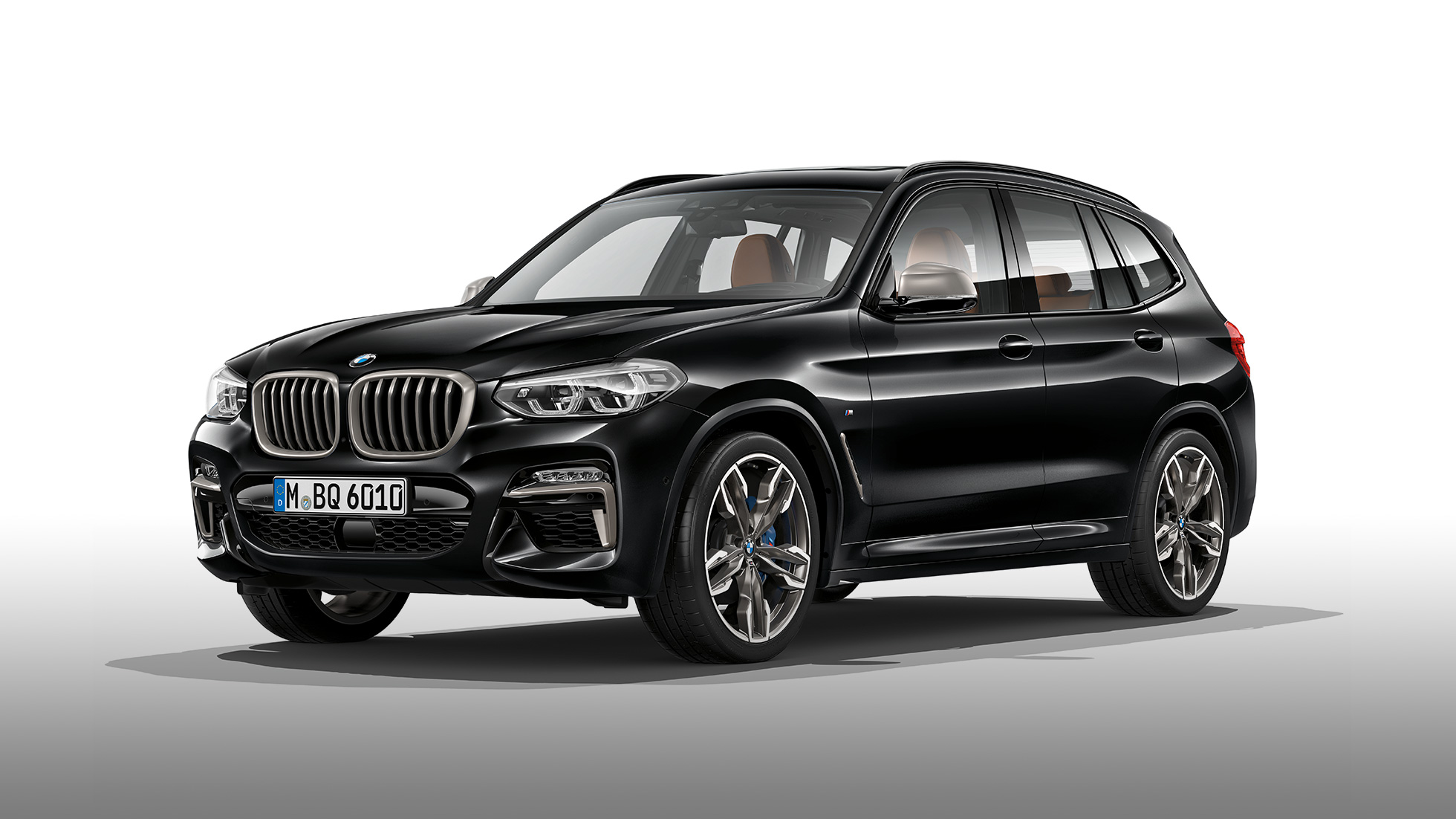 BMW X3 M40i og BMW X3 M40d sett fra siden. Utvendig design på BMW X3 M40i og BMW X3 M40d i safirsort metallic sett fra siden.