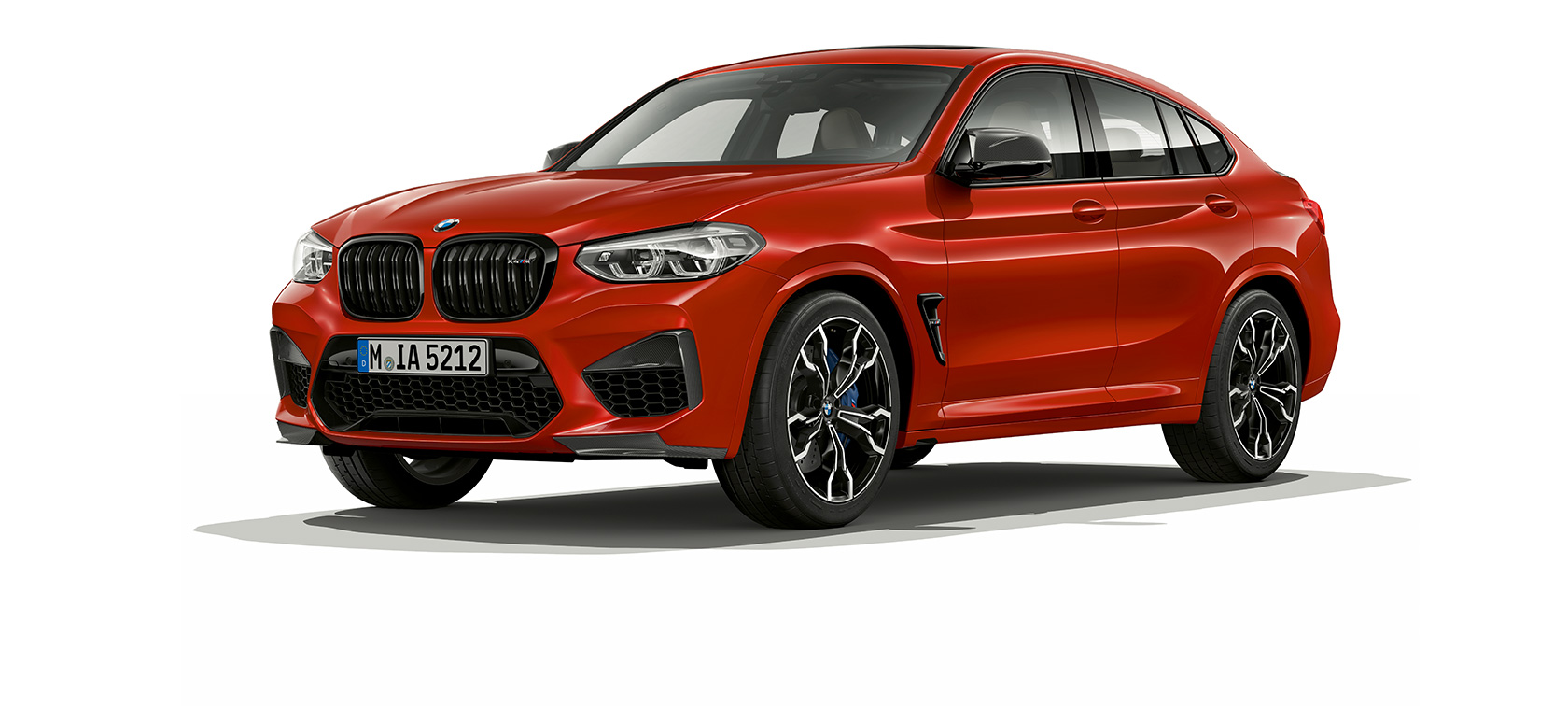 BMW X4 M Competition sett skrått fra siden. Utvendig design på BMW X4 M Competition i torontorød metallic sett skrått fra siden.