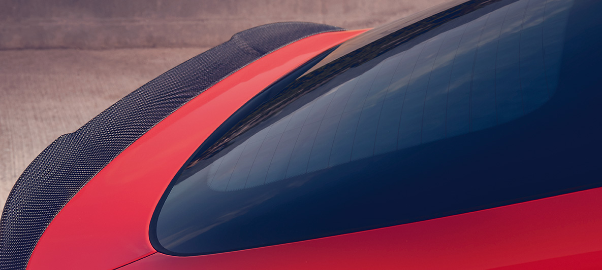 BMW X4 M Competition, M hekkspoiler i karbonfiber. Utvendig design på BMW X4 M Competition i torontorød metallic med M Carbon utvendig designpakke og M hekkspoiler i karbonfiber.