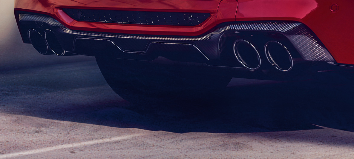 BMW X4 M Competition med hekkdiffusor i karbonfiber. Utvendig design på BMW X4 M Competition i torontorød metallic med M Carbon utvendig designpakke og hekkdiffusor i karbonfiber.