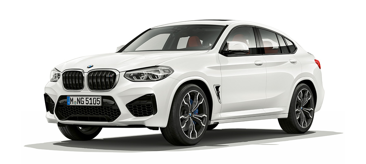 BMW X4 M sett skrått fra siden. Utvendig design på BMW X4 M i alpinhvitt sett skrått fra siden.