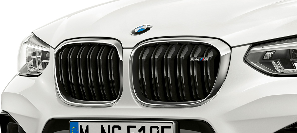 BMW X4 M med M grill. Utvendig design på BMW X4 M i alpinhvitt med M grill med kromdetaljer og modellbetegnelse på fronten.