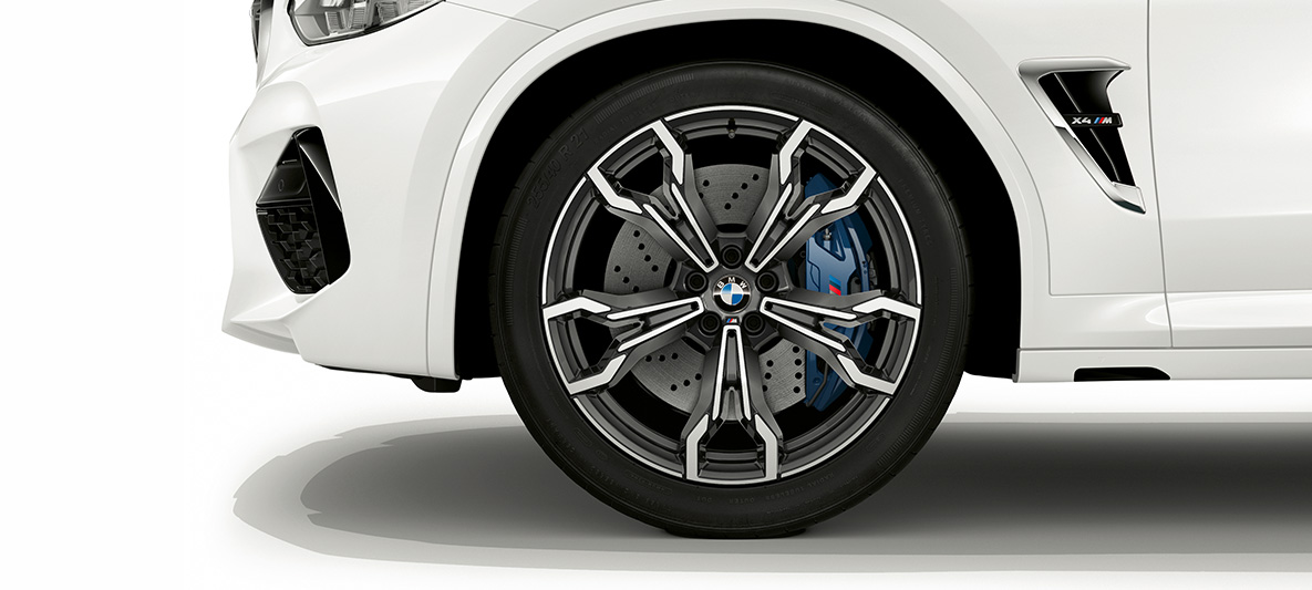 BMW X4 M med 21" M lettmetallfelger i orbitgrått. Utvendig design på BMW X4 M i alpinhvitt med 21" M lettmetallfelger i orbitgrått.