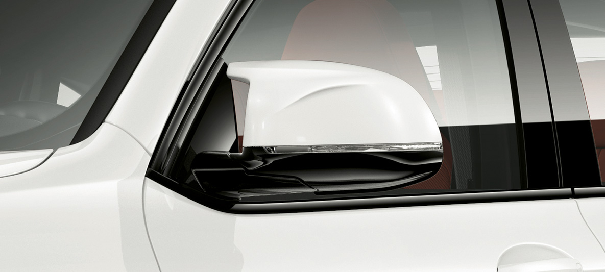BMW X4 M med speilhus i bilens farge. Utvendig design på BMW X4 M i alpinhvitt med speilhus i bilens farge.