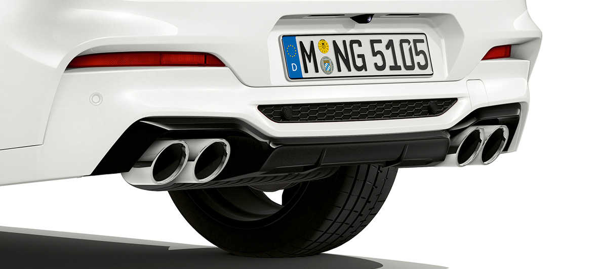 BMW X4 M med enderør i krom. Utvendig design på BMW X4 M i alpinhvitt med hekk med enderør i krom.