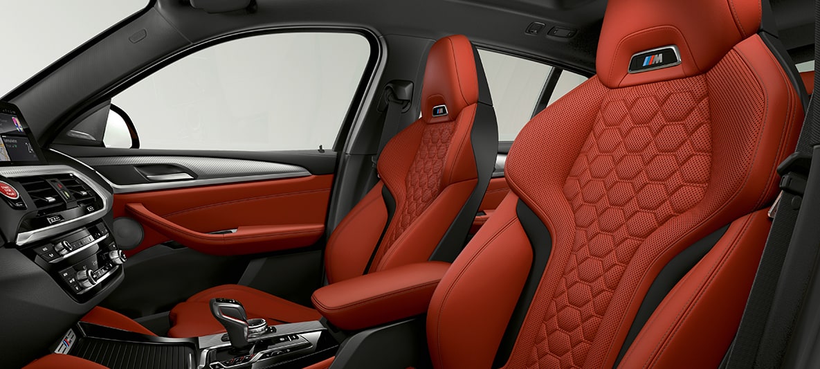 BMW X4 M med sportsseter i sakhiroransje merinoskinn. Kupeen til BMW X4 M med sportsseter i sakhiroransje merinoskinn.