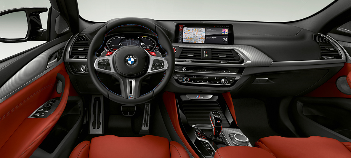 BMW X4 M med M skinnratt. Førerplassen i BMW X4 M med M skinnratt med spesielle M-kontrastsømmer.