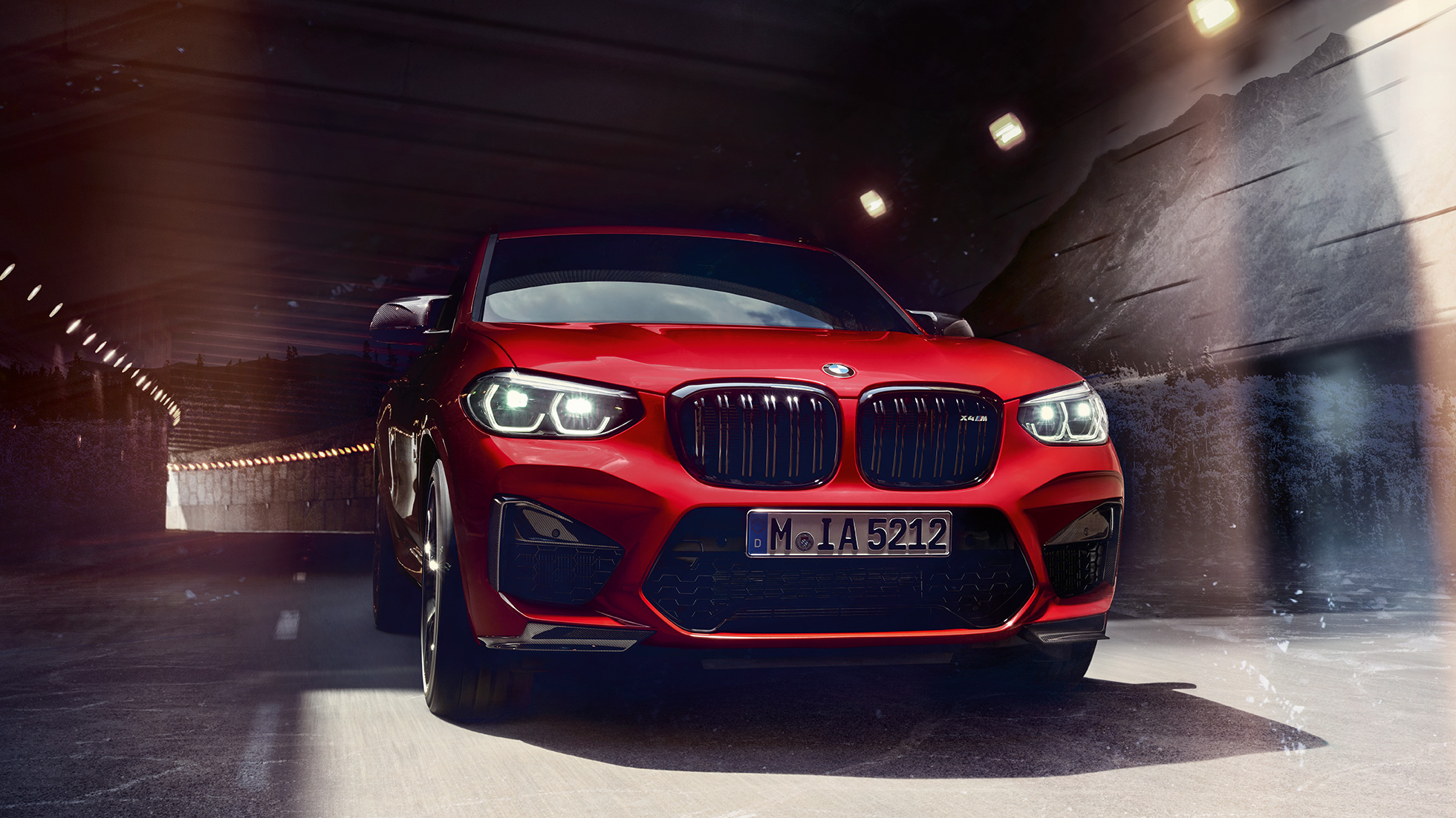 BMW X4 M Competition sett forfra. Utvendig design på BMW X4 M Competition i torontorød metallic sett forfra.