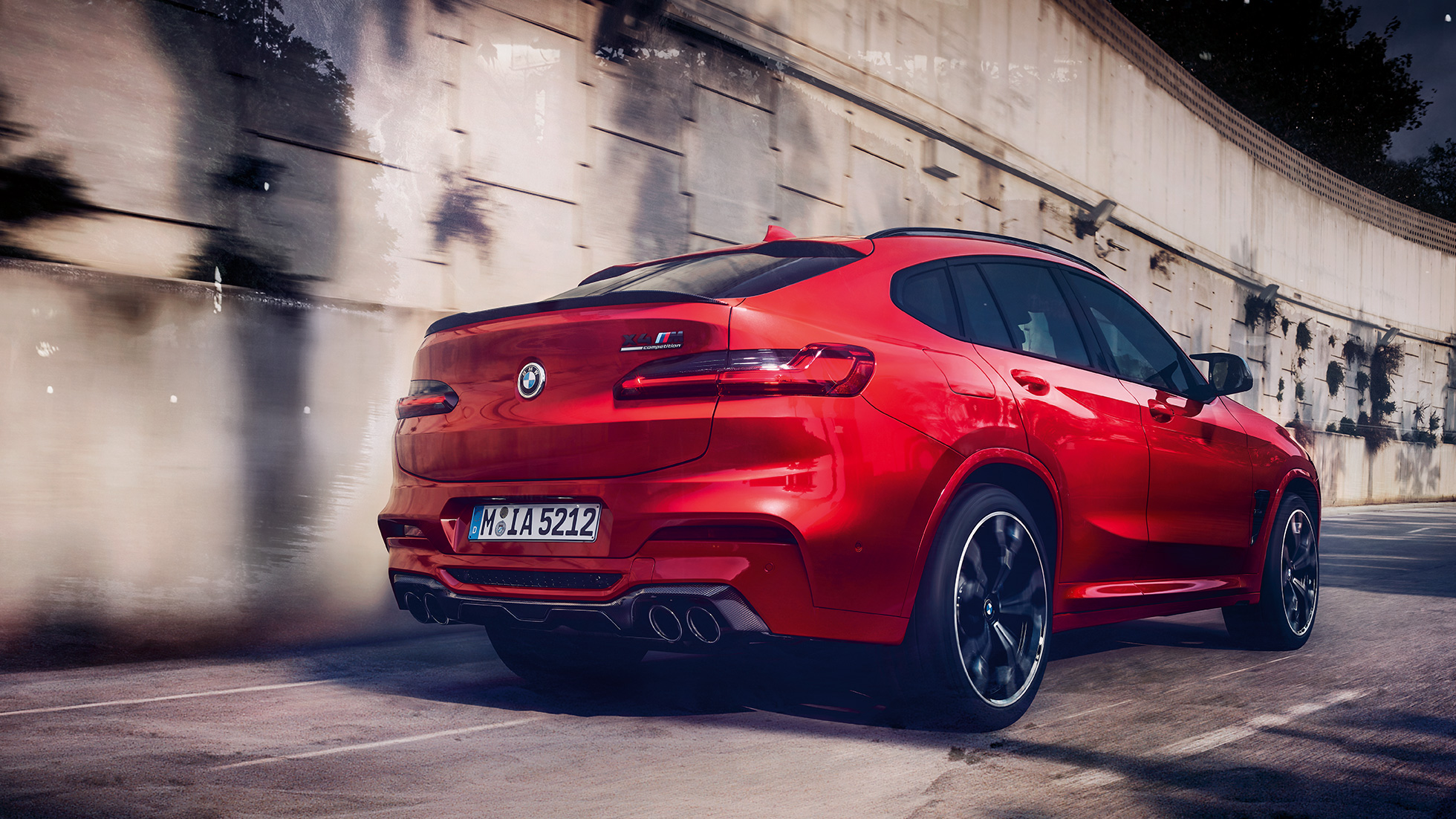 BMW X4 M Competition, speilhus i karbonfiber. Utvendig design på BMW X4 M Competition i torontorød metallic med M Carbon utvendig designpakke med speilhus i karbonfiber.