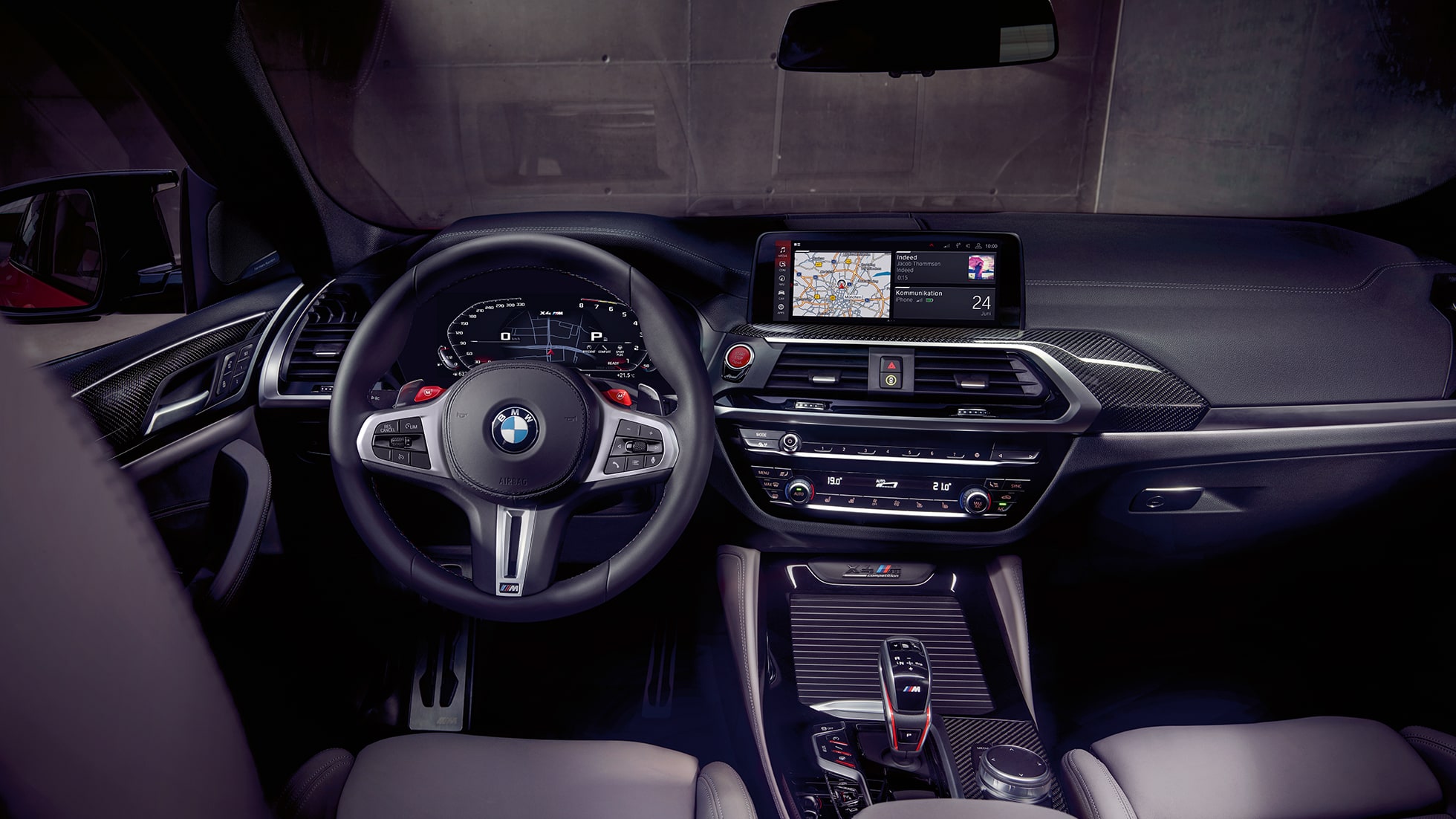 Førerplassen i BMW X4 M Competition. Førerplassen i BMW X4 M Competition med M sportsseter og M skinnratt.