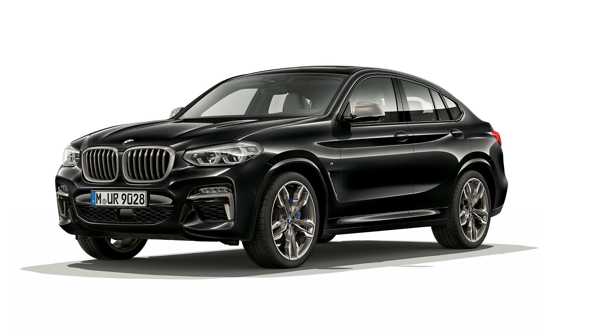 BMW X4 M40i og BMW X4 M40d sett skrått forfra. Utvendig design på BMW X4 M40i og BMW X4 M40d i safirsort metallic sett skrått fra høyre foran.
