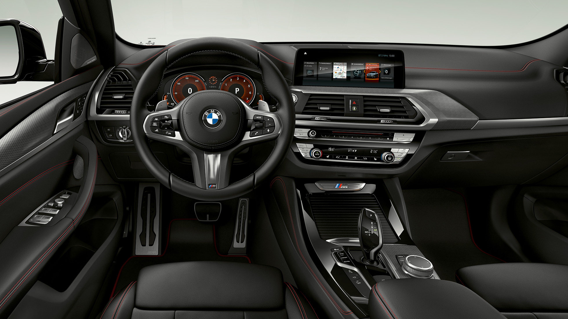 Førerplassen i BMW X4 M40i og BMW X4 M40d. Førerplassen i BMW X4 M40i og BMW X4 M40d med M skinnratt og M sportsseter.