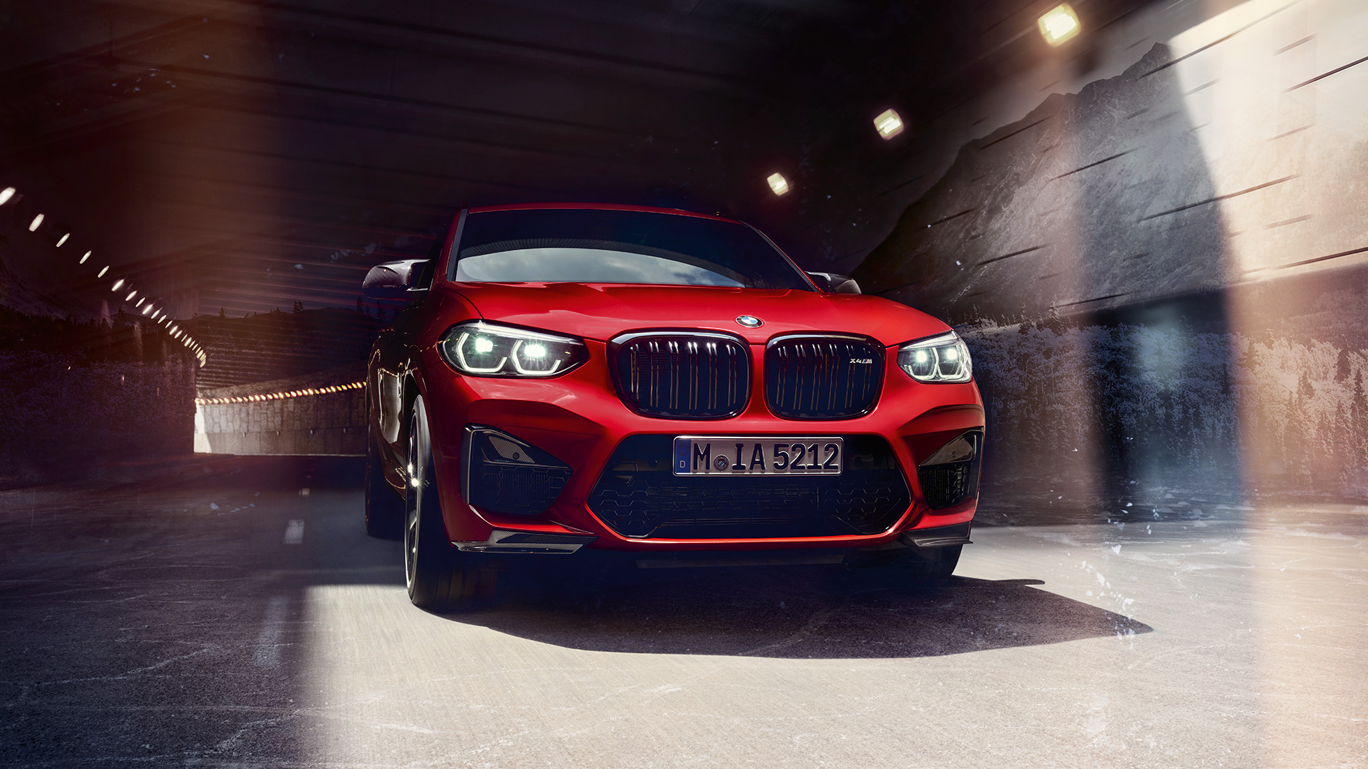 BMW X4 M Competition sett skrått forfra. Utvendig design på BMW X4 M Competition i torontorød metallic sett skrått forfra.