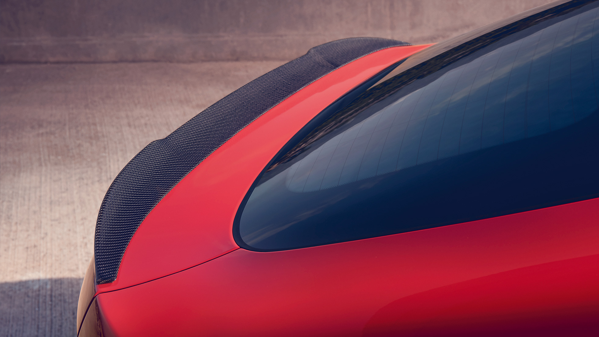 BMW X4 M Competition, M hekkspoiler i karbonfiber. Utvendig design på BMW X4 M Competition i torontorød metallic, M Carbon utvendig designpakke, nærbilde av hekken med M hekkspoiler i karbonfiber.