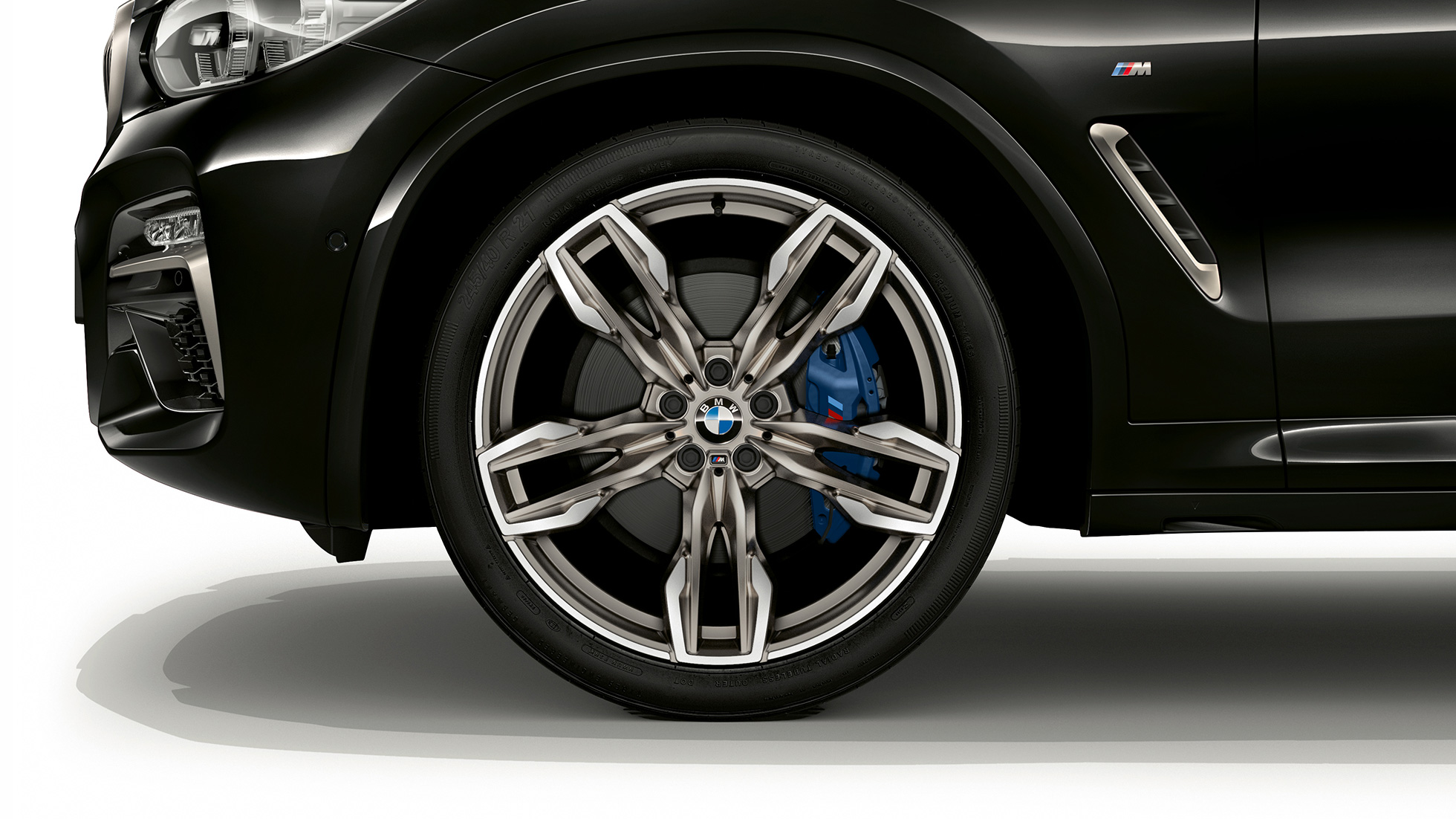 BMW X4 M40i og BMW X4 M40d med 21" M lettmetallfelger. Utvendig design på BMW X4 M40i og BMW X4 M40d i safirsort metallic sett fra siden med 21" M lettmetallfelger i dobbeltekedesign.