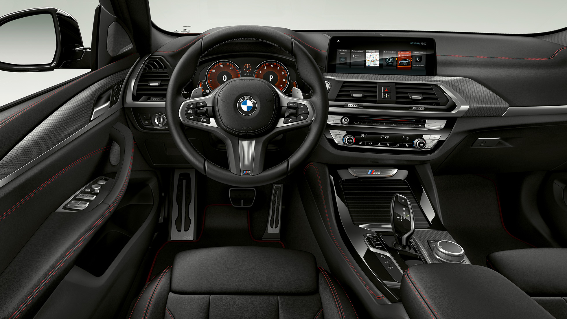 Førerplassen i BMW X4 M40i og BMW X4 M40d. Førerplassen i BMW X4 M40i og BMW X4 M40d med sportsseter og M skinnratt.